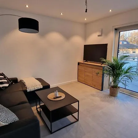 Doppelhaushaelfte - Moderner Neubau Im Gruenen, Nahe See, S-bahn Und Mit E-ladesaeule Ferienhaus *