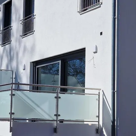 Prázdninový dům Doppelhaushaelfte - Moderner Neubau Im Gruenen, Nahe See, S-bahn Und Mit E-ladesaeule *